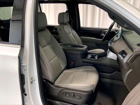 Used 2023 GMC Yukon SLT w/ SLT Premium Package image 6