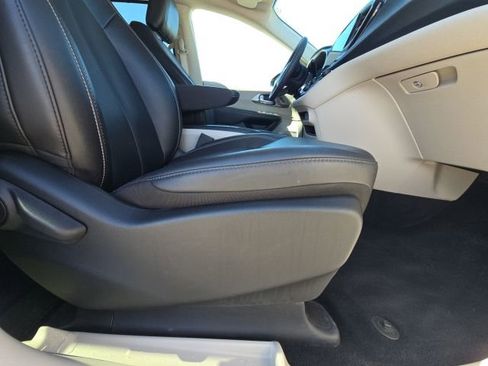 Used 2024 Chrysler Pacifica Touring-L image 20