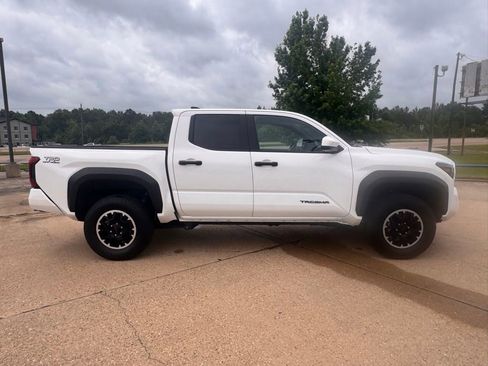 Used 2024 Toyota Tacoma TRD Off-Road AWD/4WD image 6