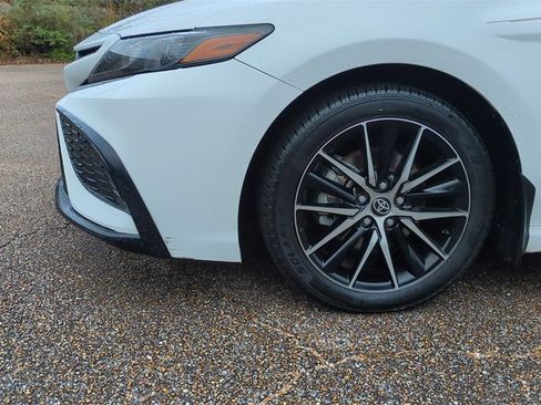Used 2024 Toyota Camry SE image 10