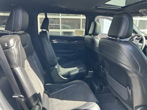 Used 2023 Jeep Grand Cherokee L Laredo image 10