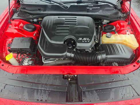 Used 2015 Dodge Challenger SXT image 34