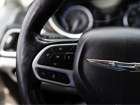 Used 2019 Chrysler Pacifica Touring-L FWD image 13
