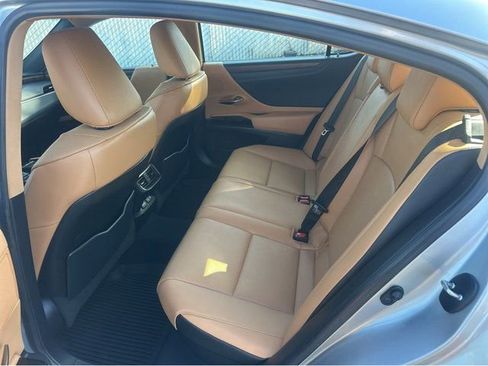 Used 2022 Lexus ES 300h w/ Premium Package image 17