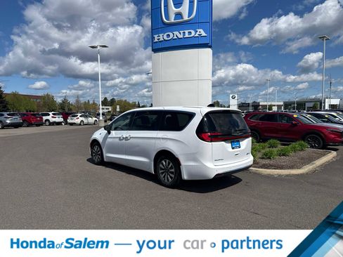 Used 2024 Chrysler Pacifica Select image 4