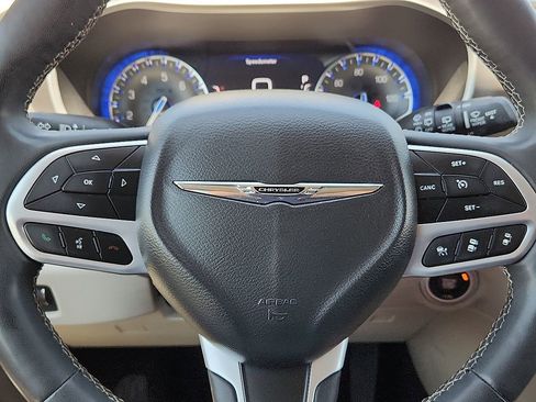 Used 2024 Chrysler Pacifica Touring-L FWD image 11