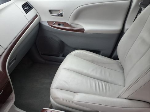 Used 2013 Toyota Sienna XLE FWD image 27