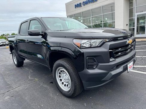 Used 2024 Chevrolet Colorado W/T RWD image 2
