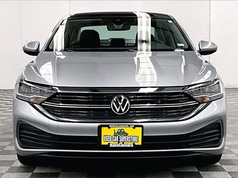 Used 2023 Volkswagen Jetta SE image 3