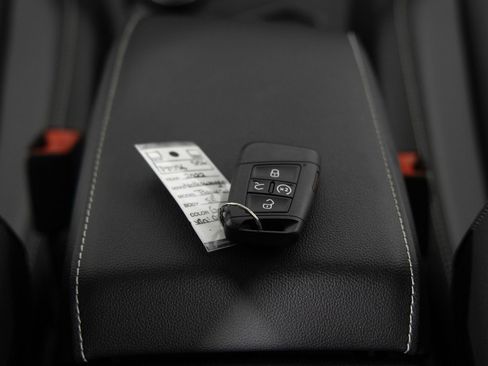 Used 2022 Volkswagen Tiguan SE image 39