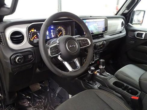 Used 2024 Jeep Wrangler Unlimited Sahara AWD/4WD image 20