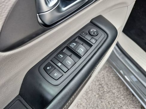 Used 2022 Chrysler Pacifica Touring-L FWD image 18
