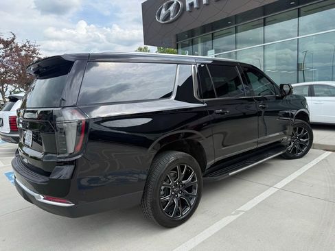 Used 2026 Chevrolet Suburban LT w/ Comfort Package AWD/4WD image 3