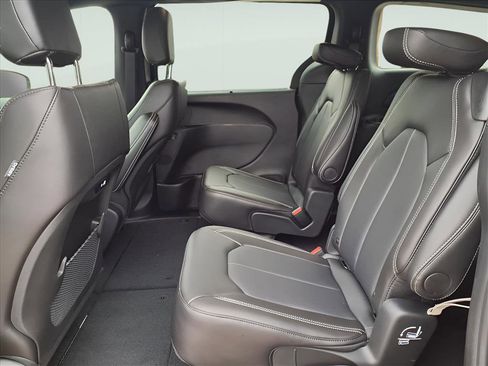 New 2026 Chrysler Pacifica Select image 8