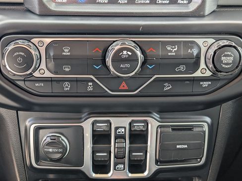 Used 2019 Jeep Wrangler Unlimited Sahara w/ Uconnect 4C Nav & Sound Group AWD/4WD image 21