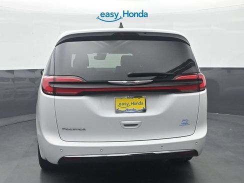 Used 2025 Chrysler Pacifica Select FWD image 6