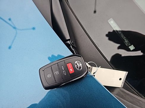 Used 2025 Toyota Camry SE image 18