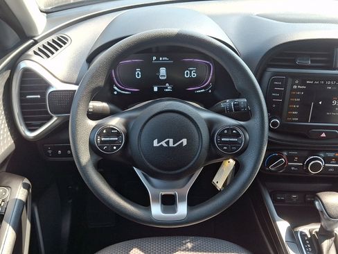 Used 2025 Kia Soul LX w/ LX Technology Package FWD image 11
