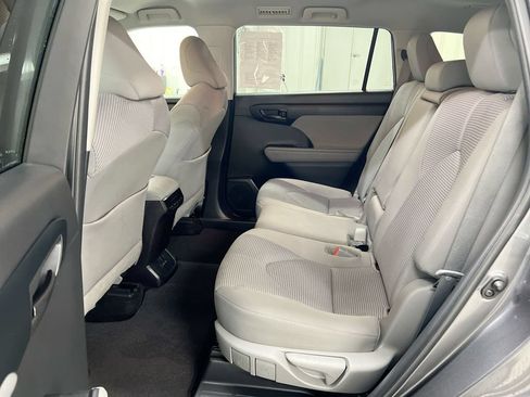 Used 2022 Toyota Highlander L FWD image 22