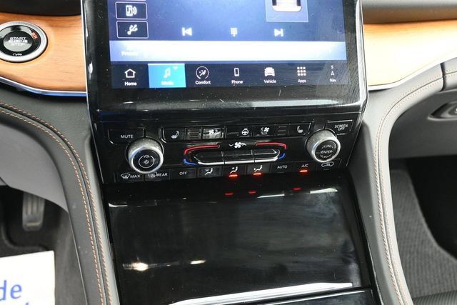 Used 2025 Jeep Grand Cherokee Summit AWD/4WD image 13