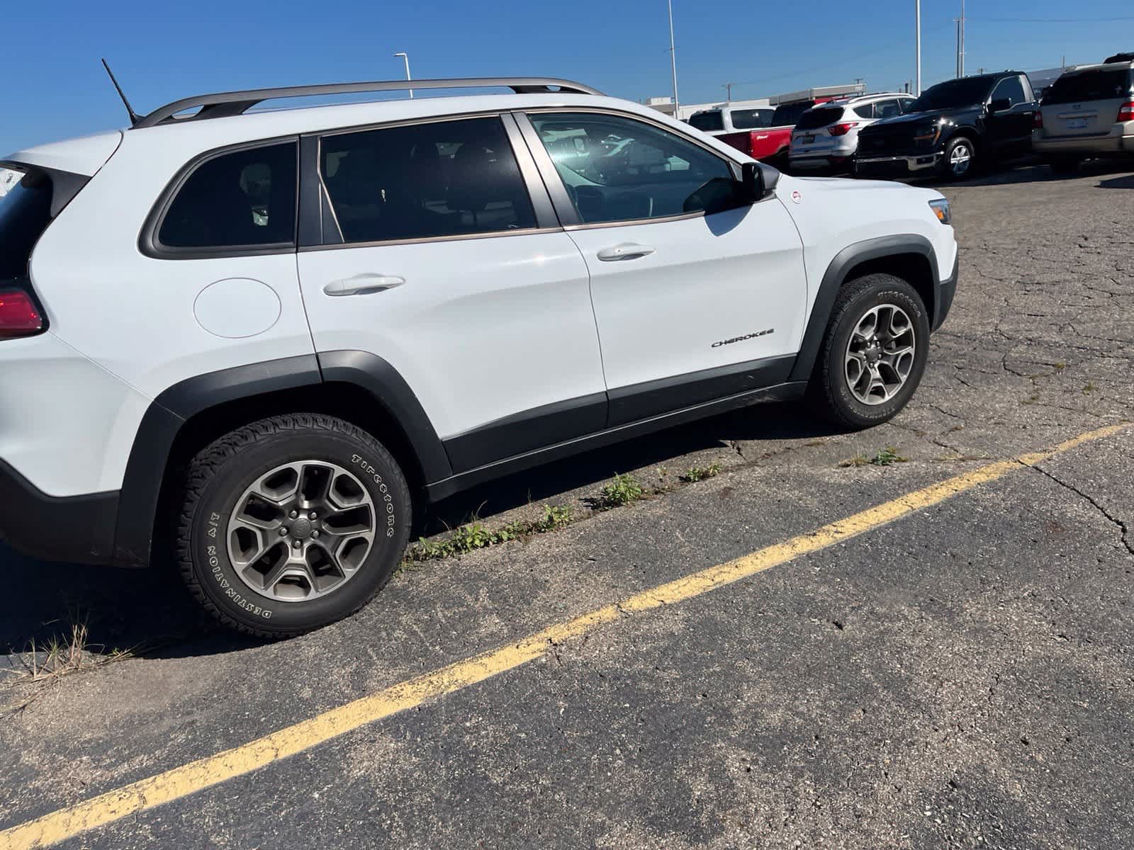 Used 2020 Jeep Cherokee Trailhawk w/ Cold Weather Group AWD/4WD image 15