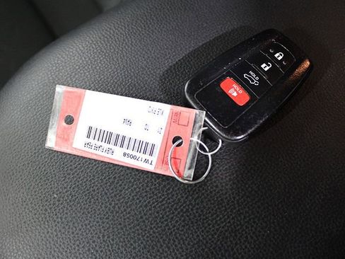 Used 2021 Toyota RAV4 XLE w/ Convenience Package FWD image 19