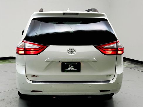 Used 2018 Toyota Sienna XLE image 6