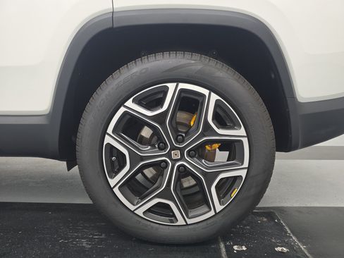 Used 2024 Rivian R1S Adventure AWD/4WD image 10