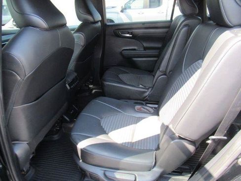 Used 2021 Toyota Highlander XSE AWD/4WD image 19