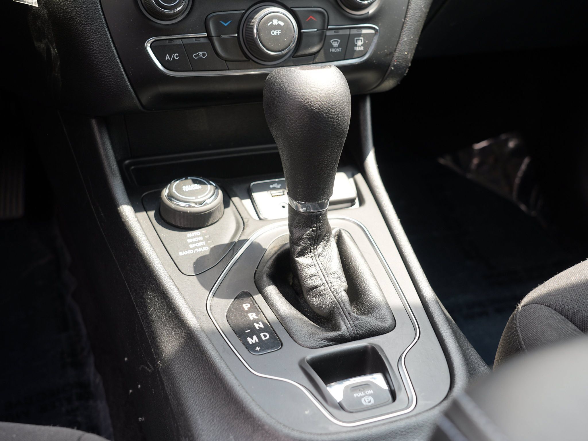 Used 2019 Jeep Cherokee Latitude w/ Popular Appearance Group AWD/4WD image 25