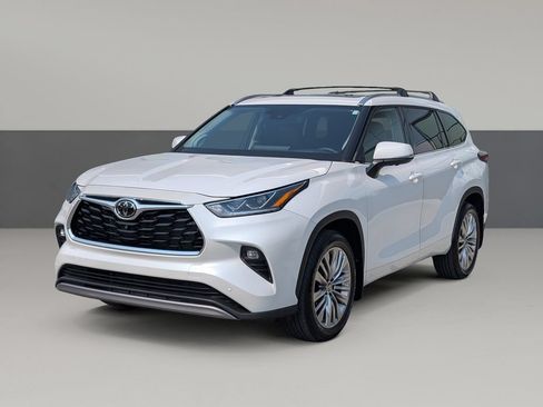 Used 2024 Toyota Highlander Platinum FWD image 6