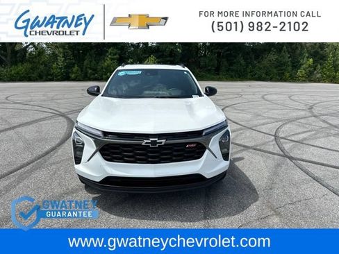 Used 2025 Chevrolet Trax RS w/ Sunroof Package FWD image 2