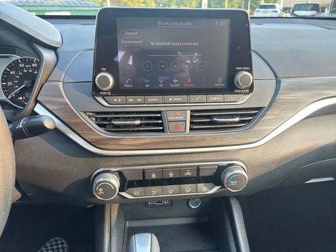 Used 2025 Nissan Altima 2.5 SV FWD image 17