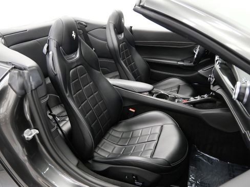 Used 2019 Ferrari Portofino RWD image 25