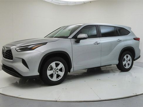Used 2023 Toyota Highlander L image 3