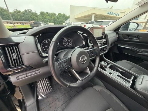 Used 2025 Nissan Pathfinder SV FWD image 13