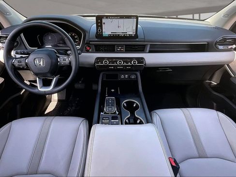 Certified 2025 Honda Pilot Touring image 7
