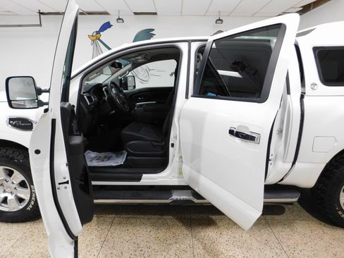 Used 2017 Nissan Titan SV image 28