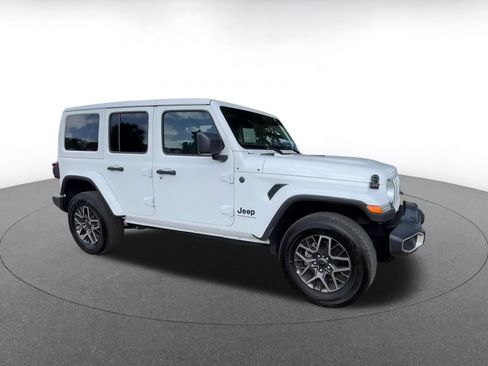 Used 2025 Jeep Wrangler Sahara image 2