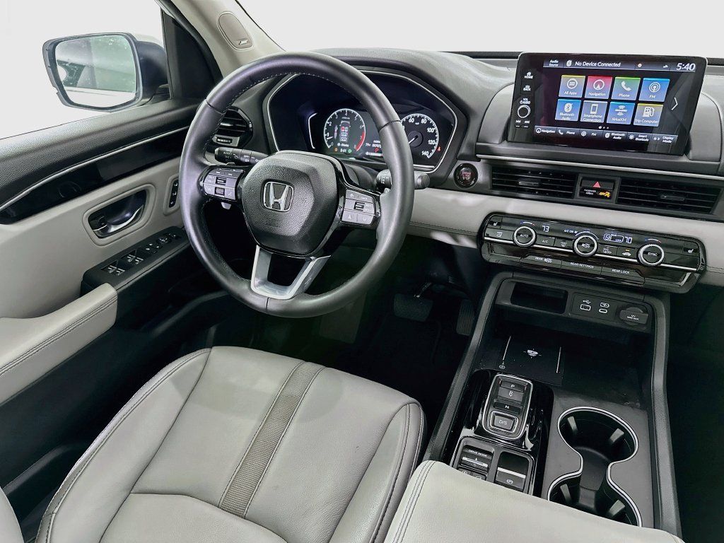 Used 2025 Honda Pilot Touring image 19