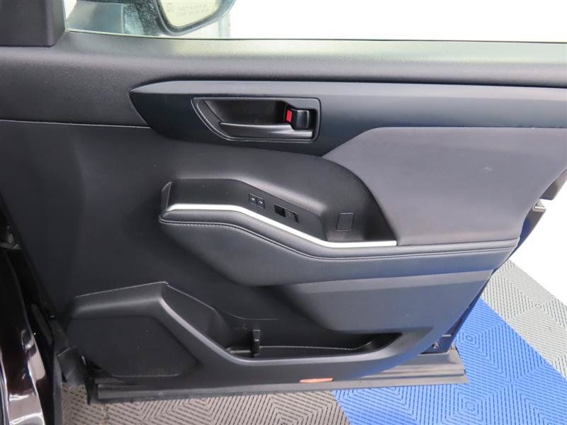 Used 2022 Toyota Highlander L FWD image 31