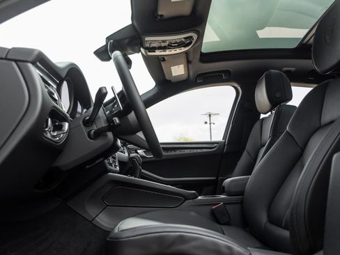 Certified 2026 Porsche Macan AWD/4WD image 22