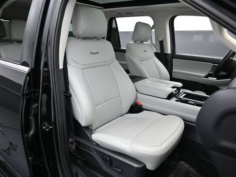 Certified 2025 Ford Expedition Platinum w/ Driver's Package AWD/4WD image 33