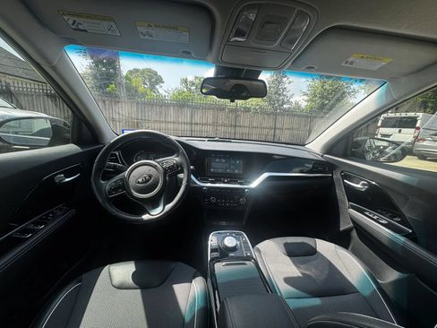 Used 2020 Kia Niro EX FWD image 4