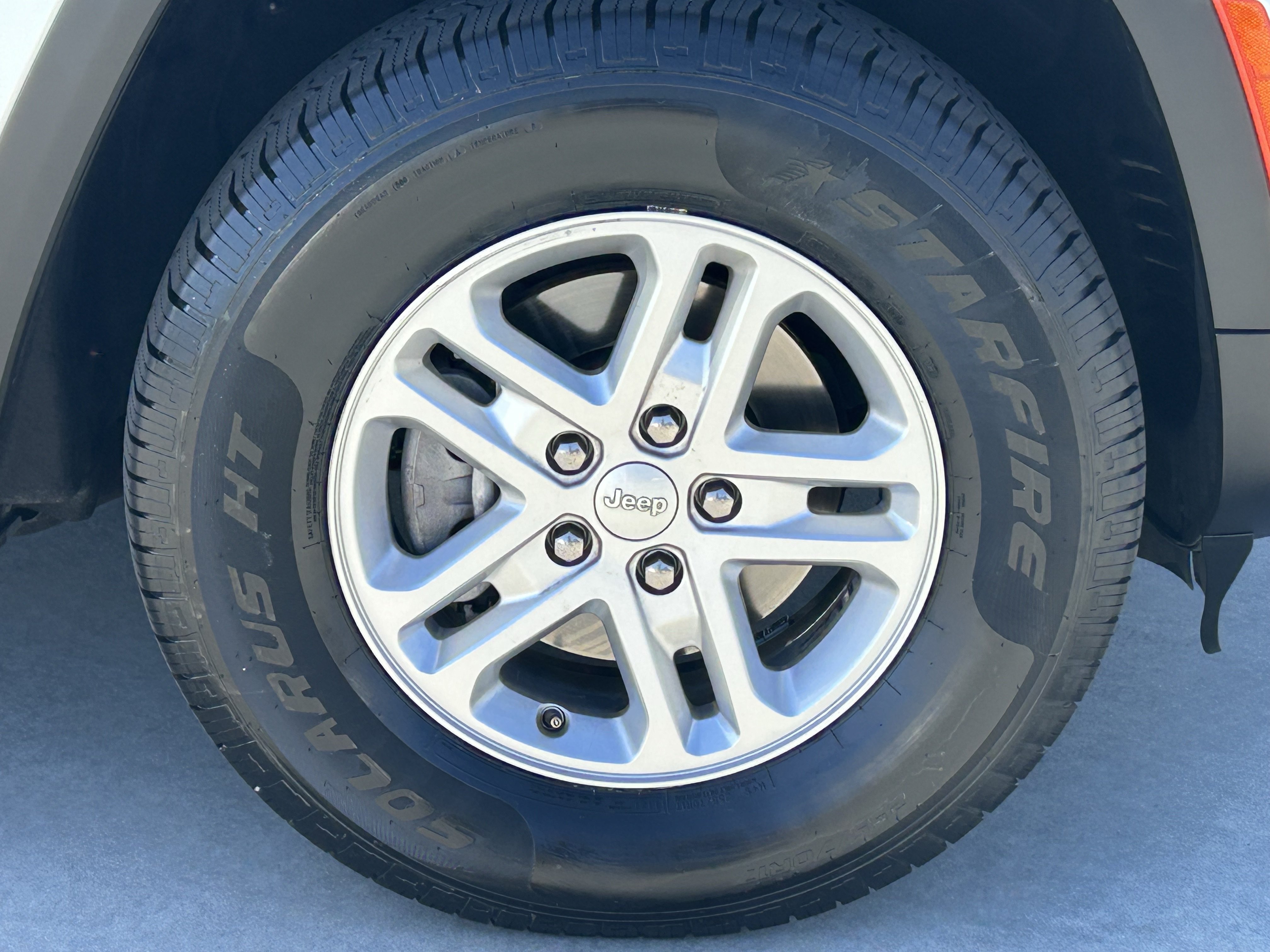 Used 2023 Jeep Grand Cherokee Laredo RWD image 8