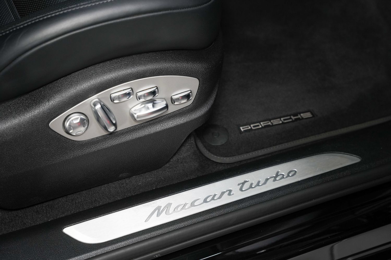 Used 2020 Porsche Macan Turbo AWD/4WD image 31