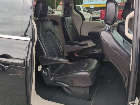 Used 2024 Chrysler Pacifica Touring-L FWD image 10