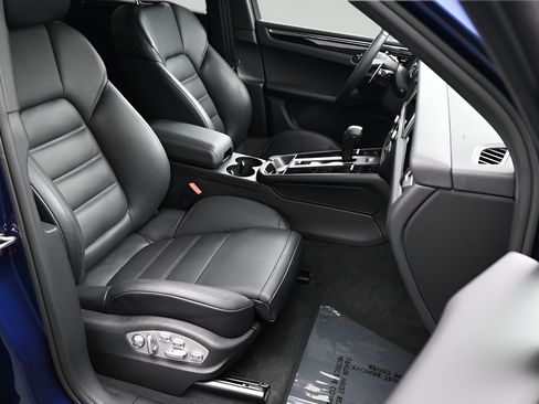 Certified 2025 Porsche Macan AWD/4WD image 11