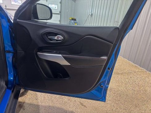 Used 2017 Jeep Cherokee Trailhawk image 23