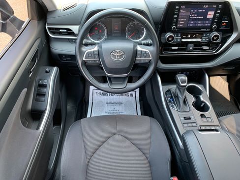 Used 2022 Toyota Highlander LE AWD/4WD image 34